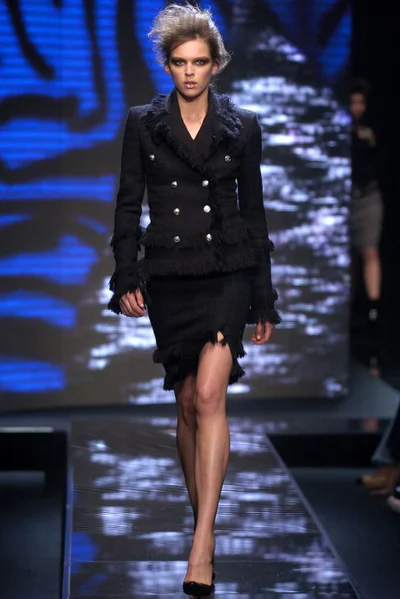 Look 16